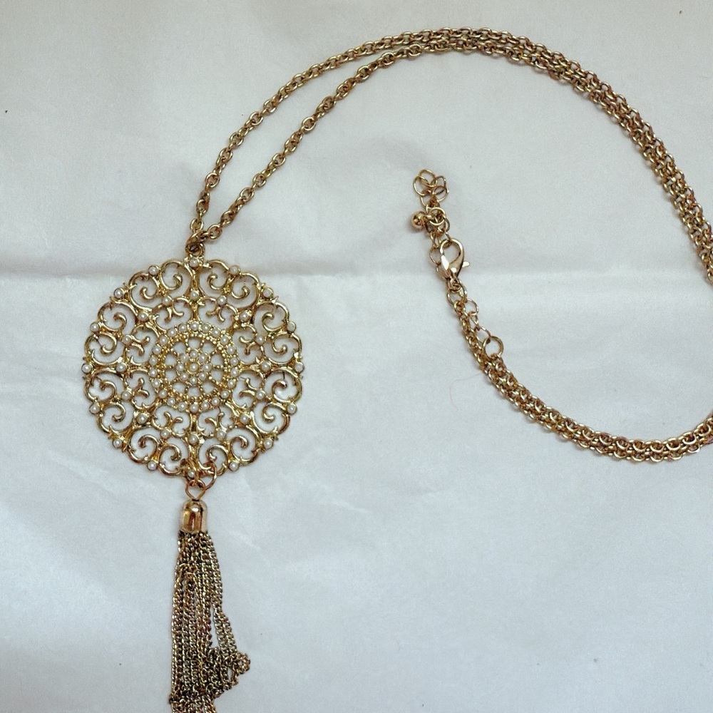 Elegant Gold Pendant Necklace - Picture 2 of 6
